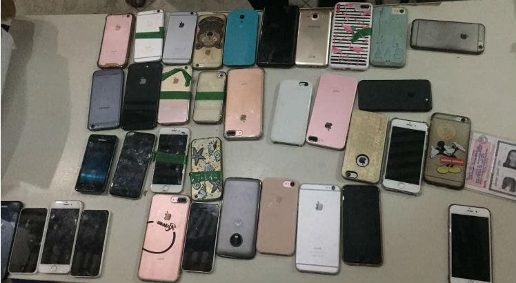 Imagens enviadas por fontes da Polícia Militar mostram dezenas de celulares e de documentos reunidos em uma mesa, após serem recolhidos pelos policiais