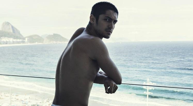 De cueca, Gabriel Leone faz ensaio sensual com a namorada