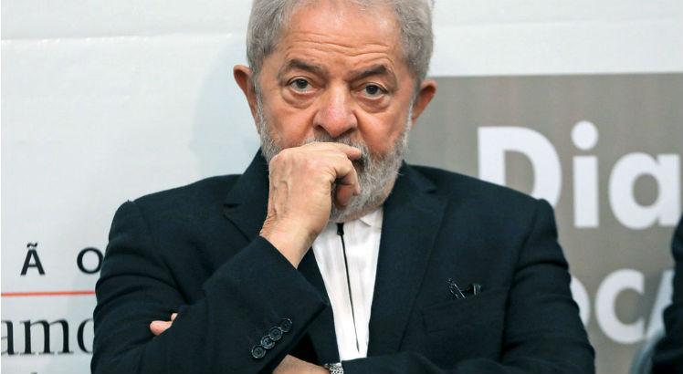 O juiz Ricardo Leite decretou a apreensão do passaporte de Lula, mas negou confinar o ex-presidente