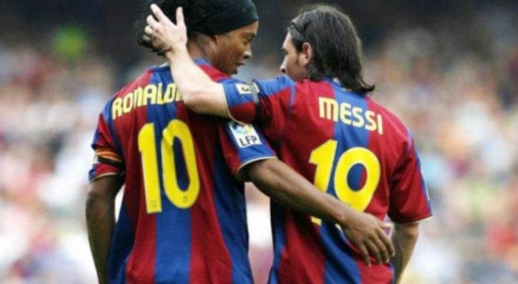 Ronaldinho Ga&uacute;cho e Messi jogaram juntos no Barcelona