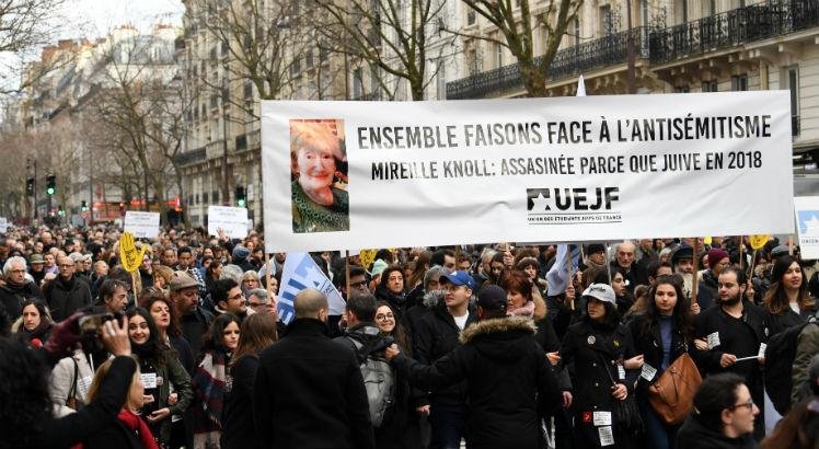 Milhares vão às ruas de Paris em memória de idosa judia assassinada