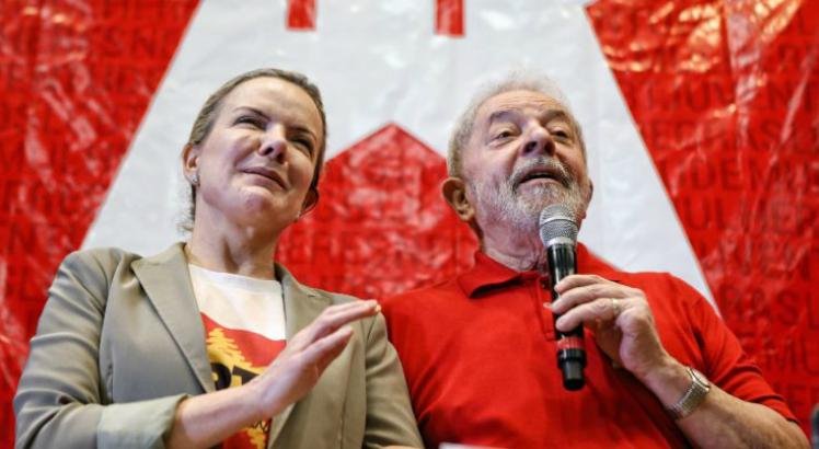 Gleisi disse que ficou muito feliz com o fato de Lula abrir a possibilidade de ser mais uma vez candidato 