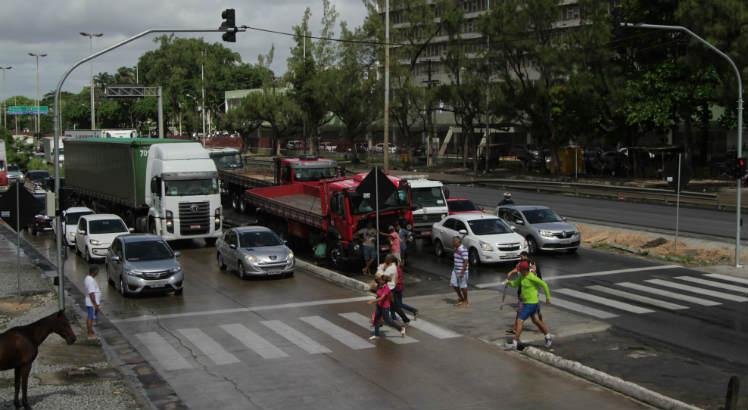 A interdi&ccedil;&atilde;o ser&aacute; feita para permitir o servi&ccedil;o de funda&ccedil;&atilde;o do pilar central da nova passarela