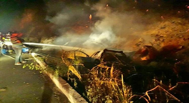 Motorista de caminhão-tanque morre carbonizado após colisão na BR 232 