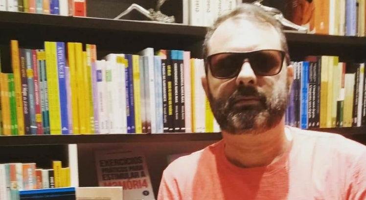 O autor faz noite de autógrafos nesta quinta-feira (25)