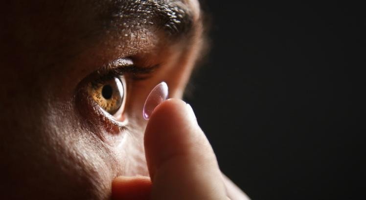 Microplástico de lentes de contato descartadas inadequadamente polui oceanos