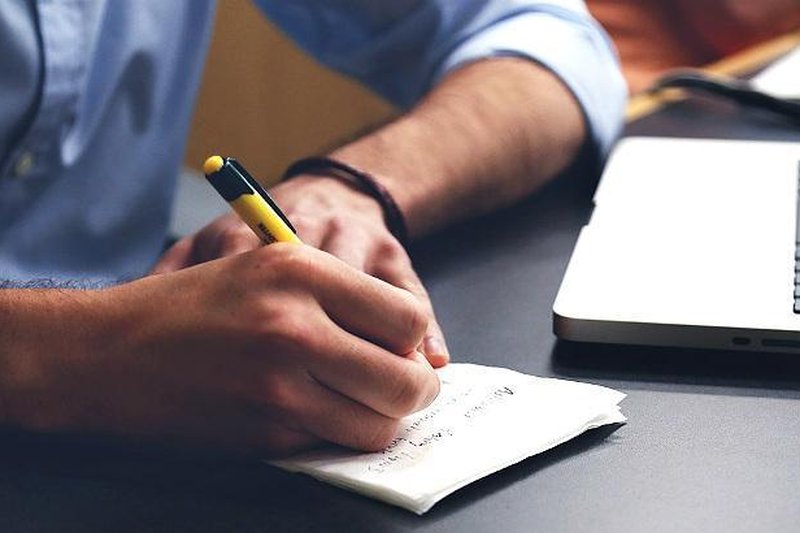 Empresas enfrentam alta no endividamento e recorde de inadimplência no Brasil, impulsionado por micro e pequenos negócios