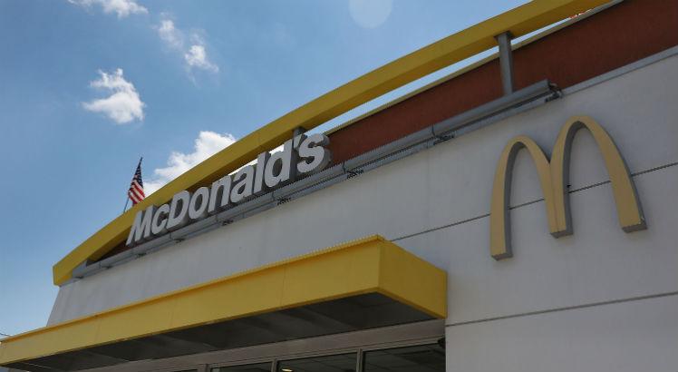 Restaurantes como o McDonald's est&atilde;o encontrando dificuldades com a variante Delta