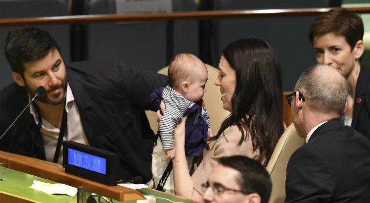 Foto de Jacinda Ardern, de seu companheiro, Clarke Gayford, e da pequena Neve no plen&aacute;rio da ONU