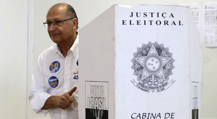 Geraldo Alckmin votando numa urna eletr&ocirc;nica