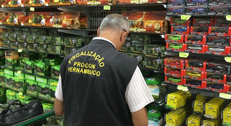 Procon de Pernambuco apreende 50 brinquedos irregulares em ação
