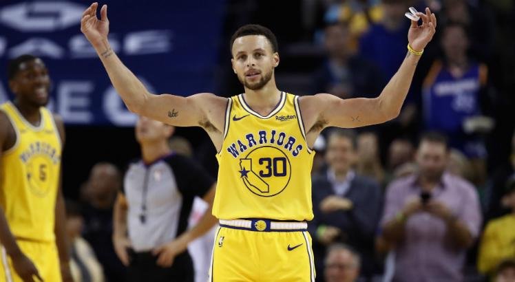 Stephen Curry j&aacute; acertou 2.972 bolas de tr&ecirc;s na carreira. Um a menos que o recordista Ray Allen (2.973)