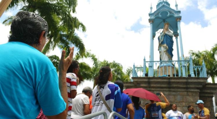 Devotos de Nossa Senhora da Conceição foram levar pedidos ao morro. Ao longo dos nove dias, festa deve reunir 1,5 milhão de pessoas