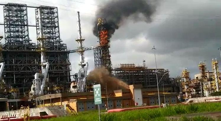 Vídeo: incêndio atinge torre na Refinaria Abreu e Lima, em Suape
