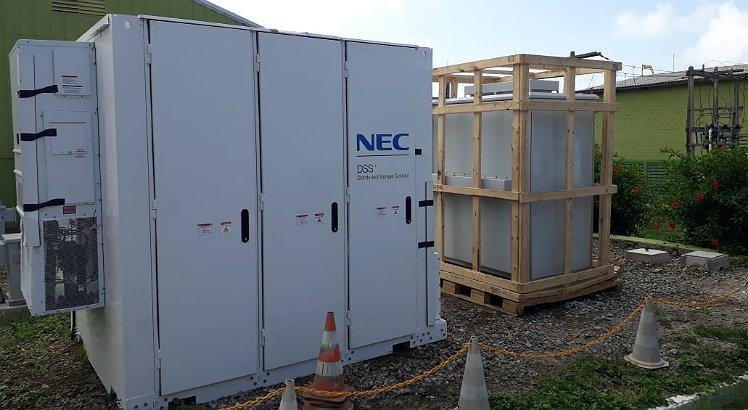 Fernando de Noronha ganha baterias para armazenamento de energia solar