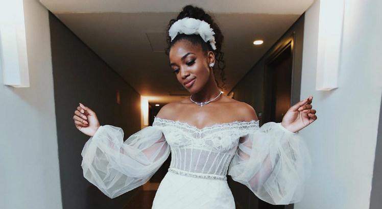 A cantora entrou na cerimônia ao som da música 'Pesadão' e mostrou vestidos no Instagram