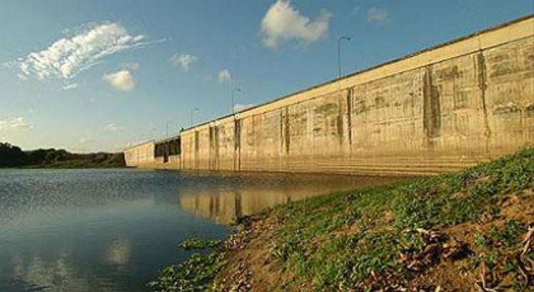 O complexo de Tapacur&aacute; est&aacute; &eacute; composto por tr&ecirc;s barragens: duas de terra e uma de concreto (principal), com capacidade m&aacute;xima de 104 milh&otilde;es de metros c&uacute;bicos