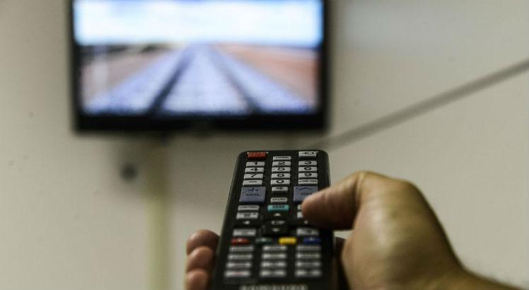 Entre 2016 e 2017, houve leve queda do alcance do serviço de televisão por assinatura