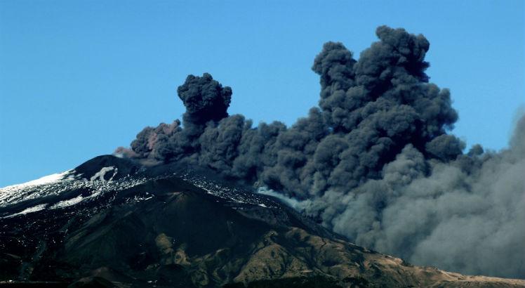 Vulcão Etna entra em erupção na Itália e fecha aeroporto na Sicília