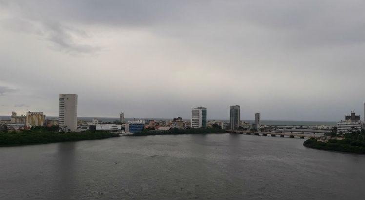 O dia deve ser de chuva e c&eacute;u nublado no Recife