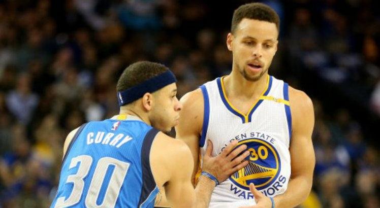 Seth Curry e o irm&atilde;o Stephen Curry em jogo da NBA