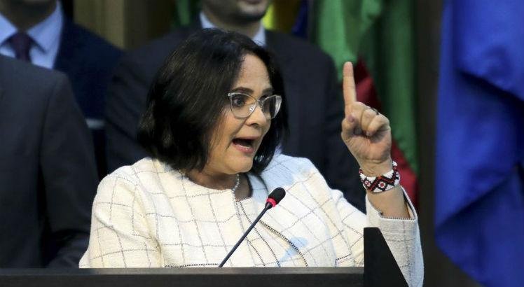 Para Damares, pais de meninas devem fugir do Brasil por causa da violência