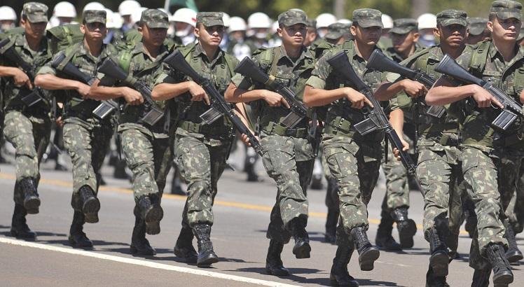 As regras de policiais militares e bombeiros dos Estados estarão vinculadas às das Forças Armadas