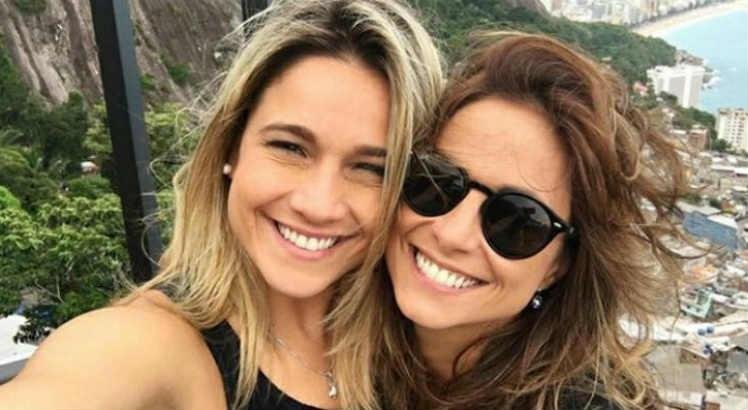 Fernanda Gentil visitou o pa&iacute;s da Copa com a esposa, Priscila Montadon