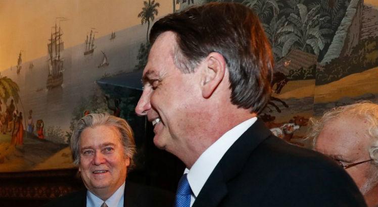 Articulador de líderes populistas de direita em todo o mundo esteve com Bolsonaro em encontro nos Estados Unidos