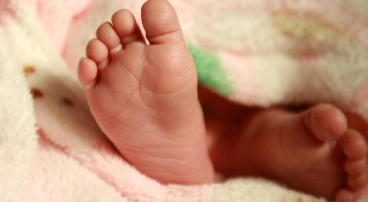 A equipe de pediatria da teria constatado que o beb&ecirc;, do sexo masculino, tem entre 3 e 5 dias de nascido.