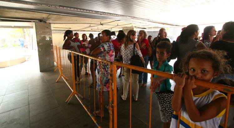 Mães, alunos e docentes protestam contra precariedade em escolas do Recife
