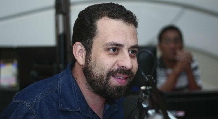 ''Não tem dinheiro para auxílio emergencial, mas tem para leite condensado'', diz Boulos sobre Bolsonaro