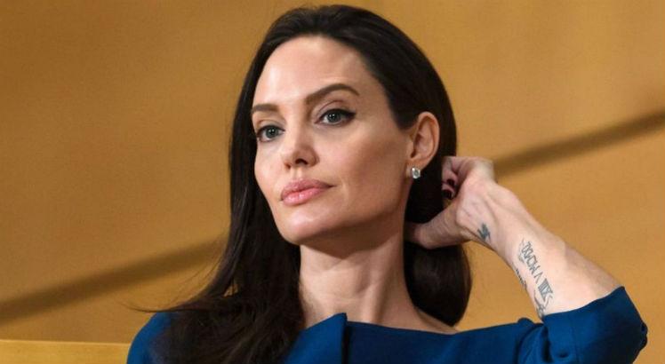 A atriz Angelina Jolie revelou que foi diagnosticada com paralisia facial em 2017