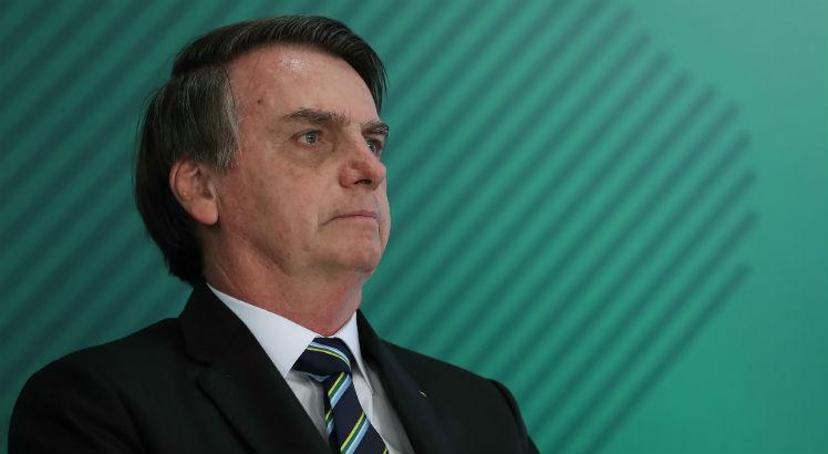 Bolsonaro ironizou o coment&aacute;rio de um seguidor que questionou o sigilo: ''em 100 anos saber&aacute;'' 