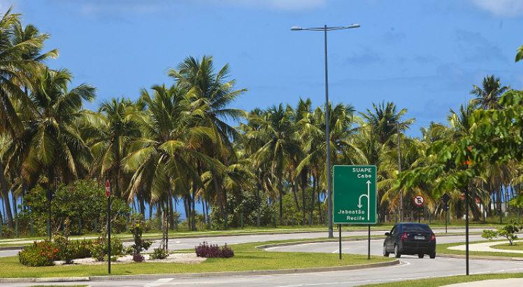 Rota dos Coqueiros, que corta a Praia do Paiva, d&aacute; acesso ao Litoral Sul do Estado