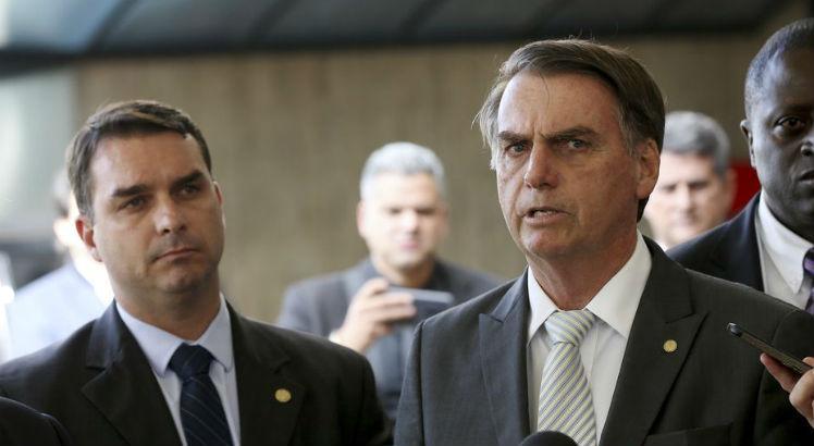 O senador Fl&aacute;vio Bolsonaro e seu pai, o presidente Jair Bolsonaro