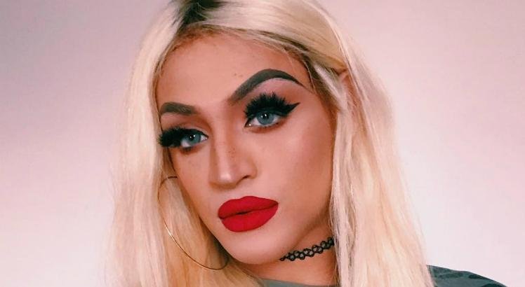 Pabllo Vittar chora ao relembrar preconceito que sofreu na escola