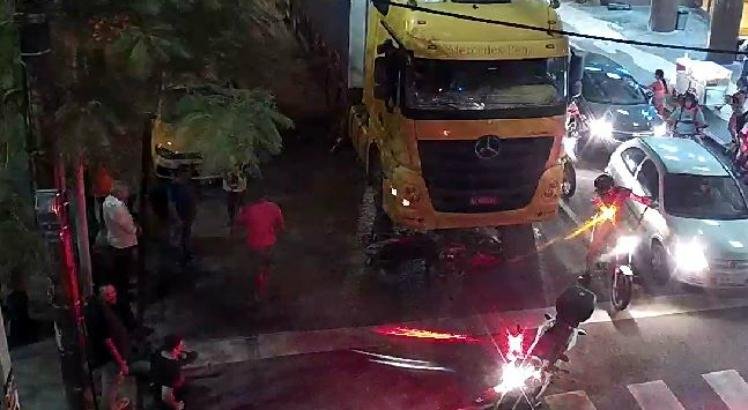 Motociclista fica ferida após acidente com carreta na Rua da Aurora