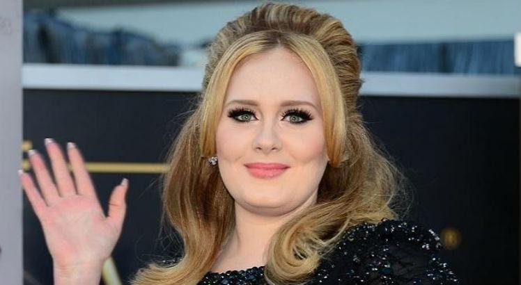 Fã de Spice Girls, Adele se emociona em show do grupo musical