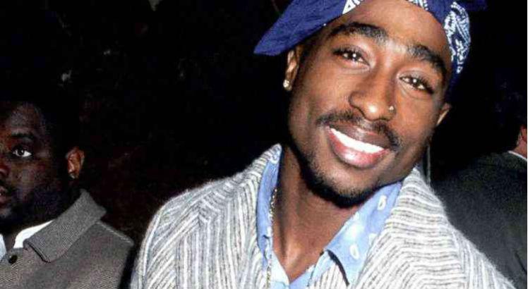 O rapper Tupac Shakur foi preso em 1995, um ano antes de seu assassinato, precisando andar com documentação durante todo o período