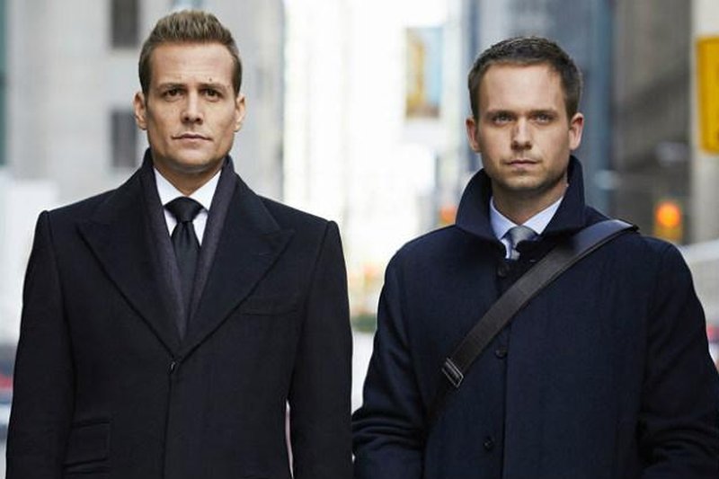 O universo jur&iacute;dico de Suits virou maratona obrigat&oacute;ria e continua conquistando novas gera&ccedil;&otilde;es no streaming.