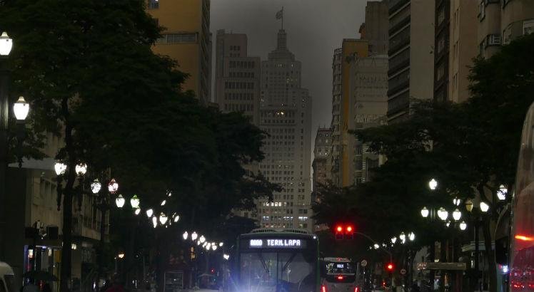 Com escuridão atípica, dia vira noite em São Paulo