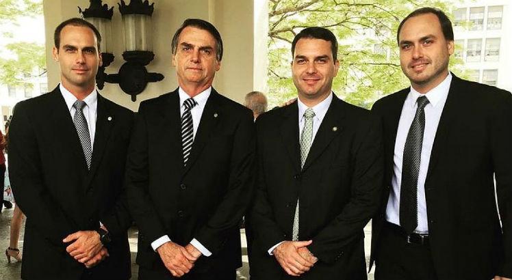 O presidente Jair Bolsonaro e seus filhos Eduardo, Fl&aacute;vio e Carlos