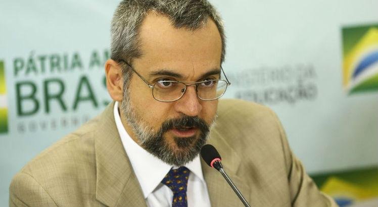 MEC demite secretário que cuidava de autorização de faculdades privadas