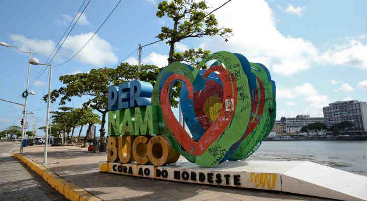 Apesar da relevância história e do grante potencial turístico, Centro do Recife sofre com lixo, pichação e equipamentos quebrados