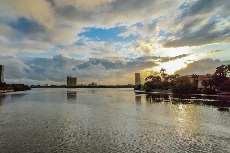 Recife com muitas nuvens e sol t&iacute;mido