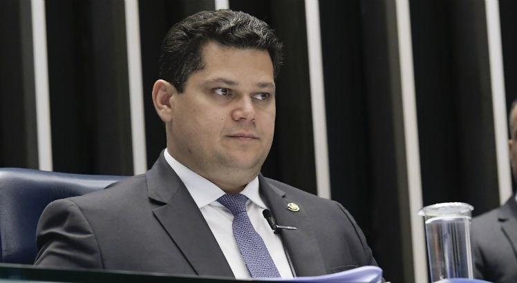 Alcolumbre recua e vai deixar os professores de fora do grupo de servidores que não poderá ter reajuste salarial até 2021