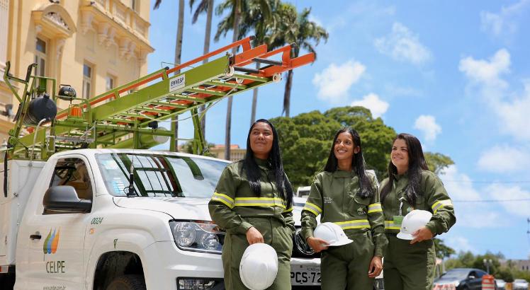 Nesta terça-feira (17), foi lançada a escola gratuita de eletricistas exclusiva para mulheres, em parceria entre a Celpe, o Senai e o governo estadual