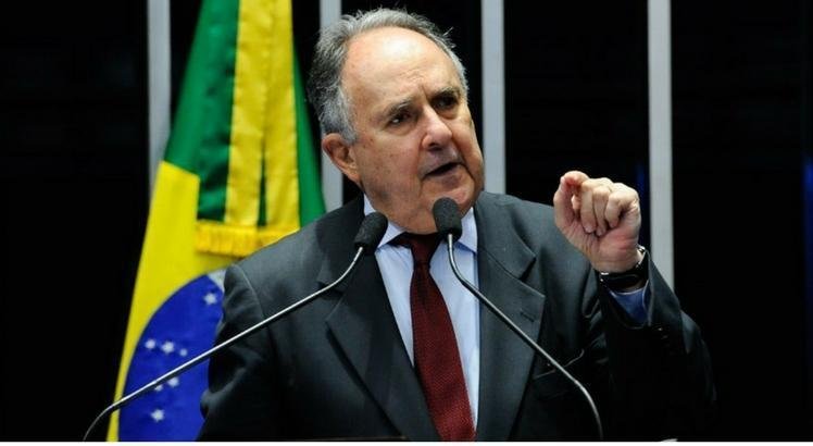 'Interpretaram a lei conforme o caso', diz Cristovam Buarque sobre STF julgar liberação de reeleição de Maia e Alcolumbre