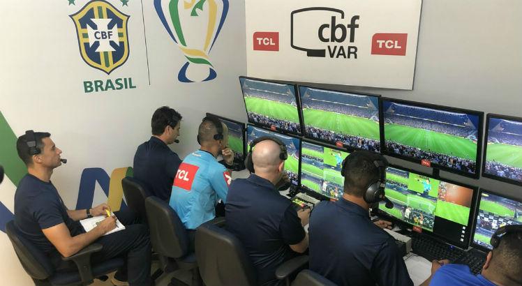 Leonardo Gaciba, chefe de arbitragem brasileira, afirmou que primeiro ano de uso do VAR foi positivo, com número de erros apresentando redução significativa